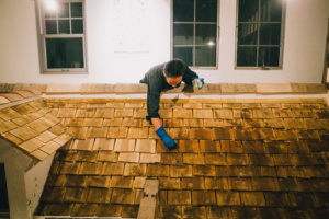 木羽葺き屋根をオイルステインで塗装する
