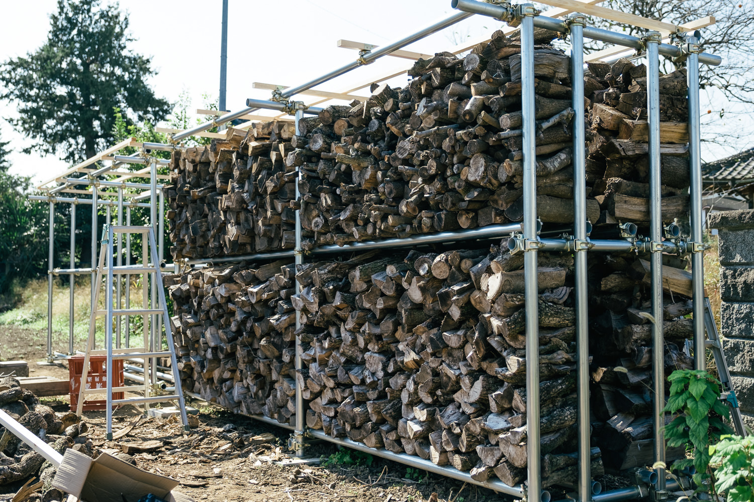 単管パイプで作る頑丈な薪棚 | 茨城の片隅でフランス生活